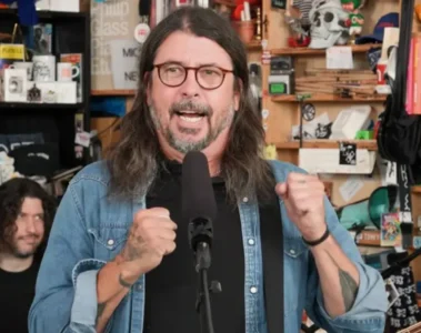 Dave Grohl durante a estreia do Foo Fighters no Tiny Desk Concert da NPR