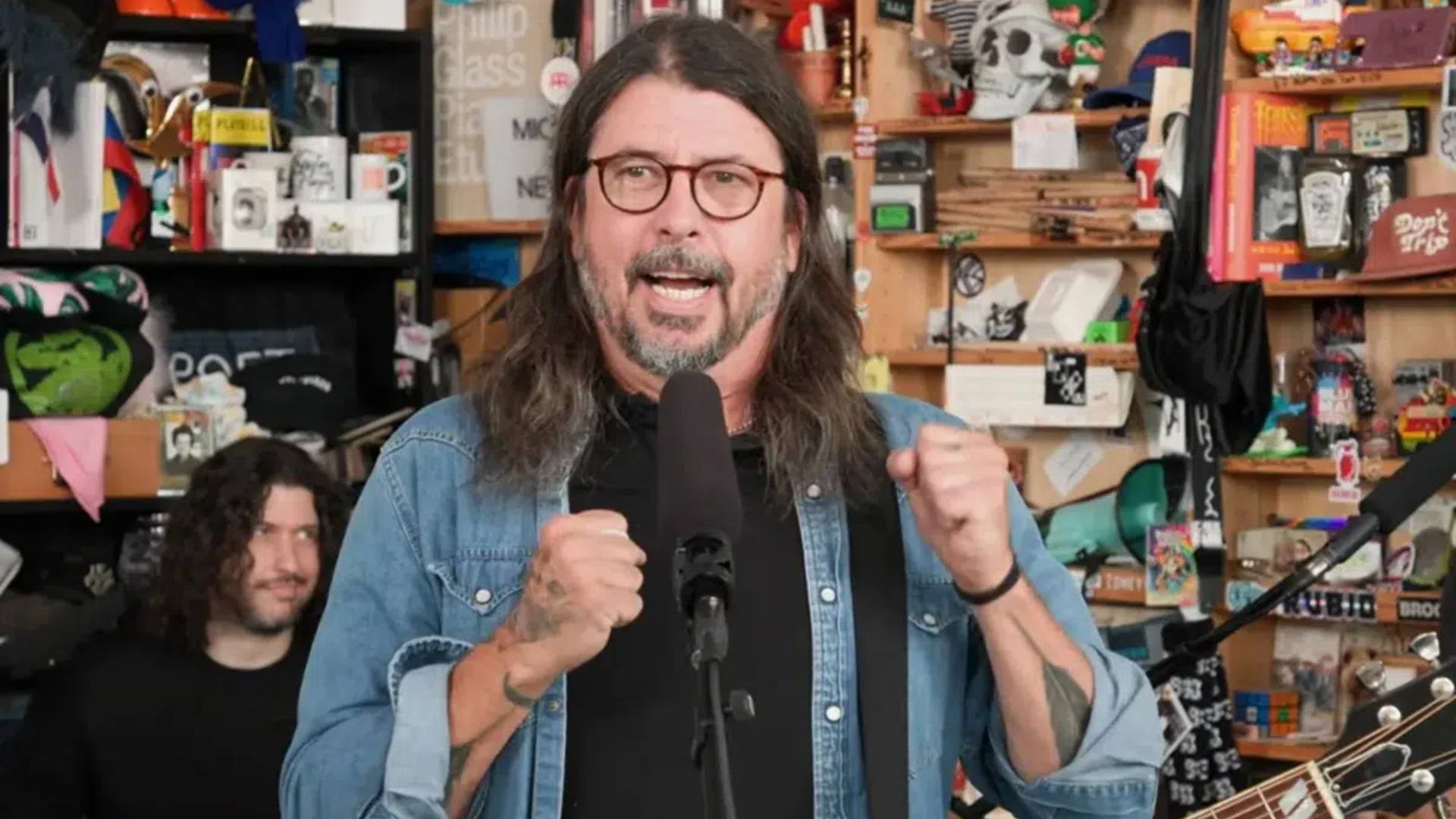 Dave Grohl durante a estreia do Foo Fighters no Tiny Desk Concert da NPR