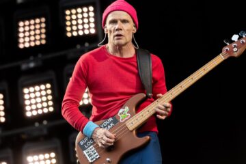 Flea se apresenta ao vivo com o Red Hot Chili Peppers durante show; baixista revelou sua música favorita da banda