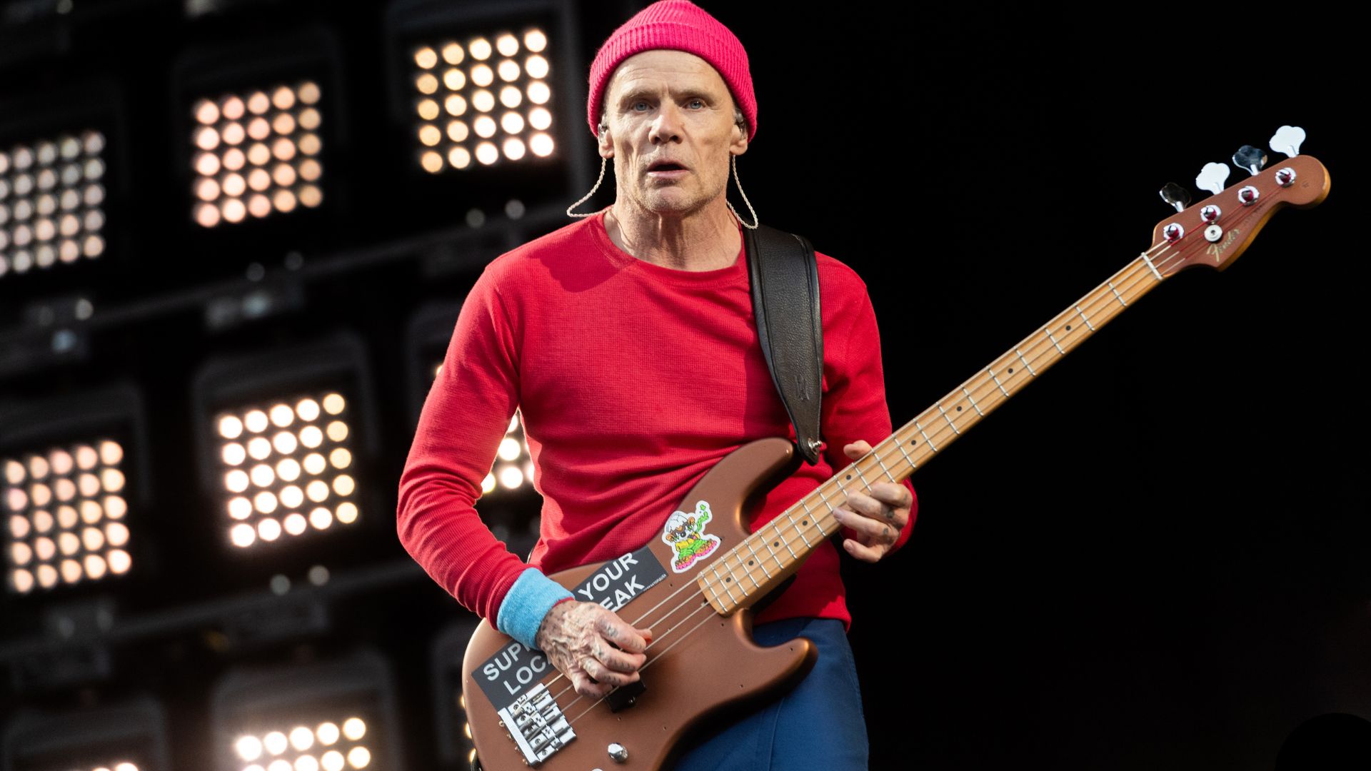 Flea se apresenta ao vivo com o Red Hot Chili Peppers durante show; baixista revelou sua música favorita da banda