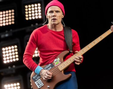 Flea tocando baixo durante apresentação ao vivo