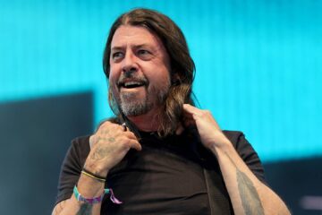 Dave Grohl durante apresentação ao vivo; músico afirmou que os Beatles são a banda ideal para crianças aprenderem música