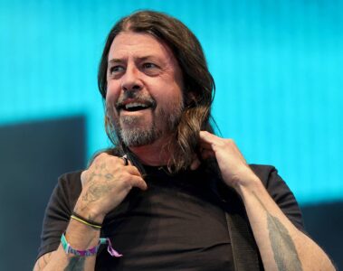 Dave Grohl durante apresentação ao vivo; músico afirmou que os Beatles são a banda ideal para crianças aprenderem música