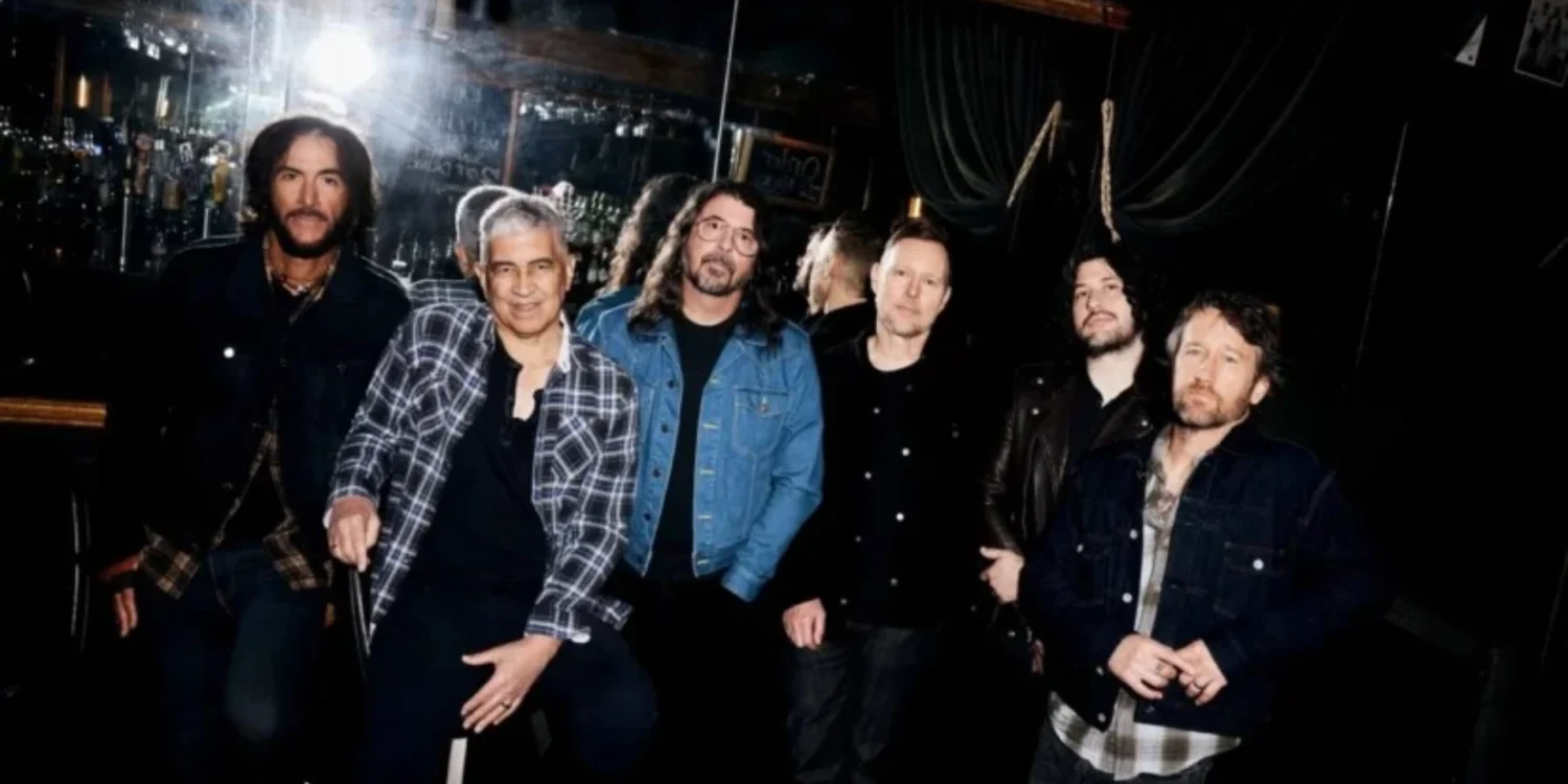 Integrantes do Foo Fighters reunidos em uma foto promocional nos bastidores, liderados por Dave Grohl.