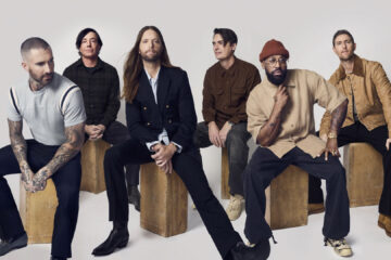 Integrantes do Maroon 5 posam para foto promocional da turnê de 2026.