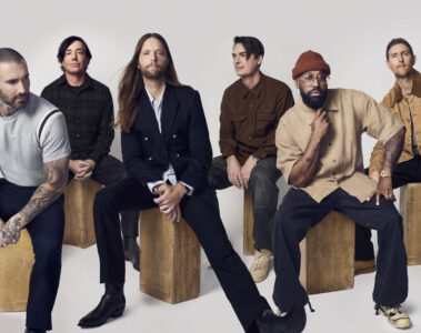 Integrantes do Maroon 5 posam para foto promocional da turnê de 2026.