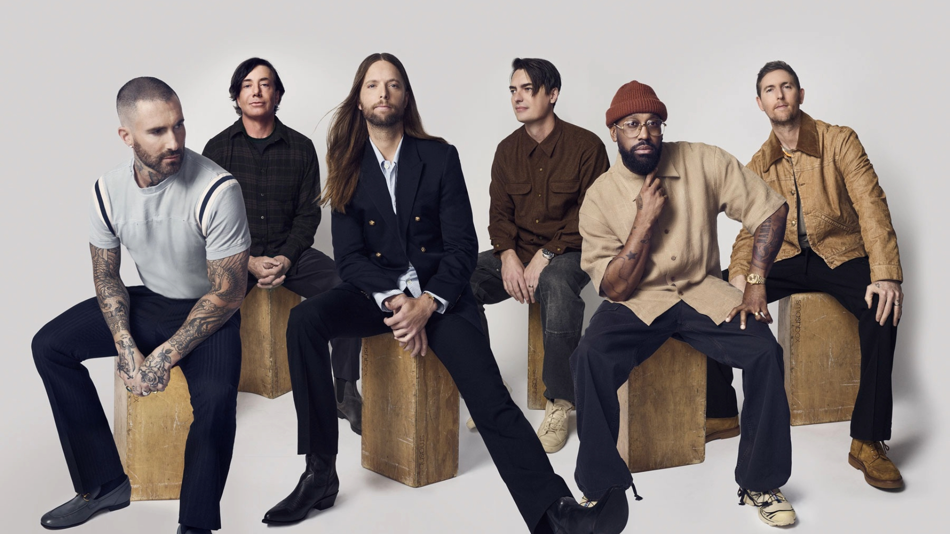 Integrantes do Maroon 5 posam para foto promocional da turnê de 2026.