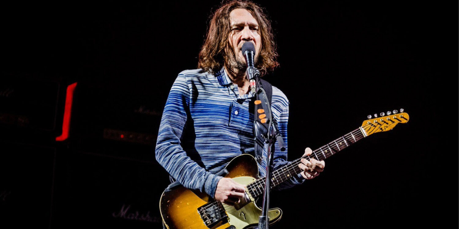 John Frusciante tocando guitarra durante show do Red Hot Chili Peppers