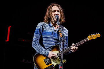 John Frusciante tocando guitarra durante show do Red Hot Chili Peppers