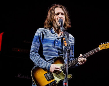 John Frusciante tocando guitarra durante show do Red Hot Chili Peppers