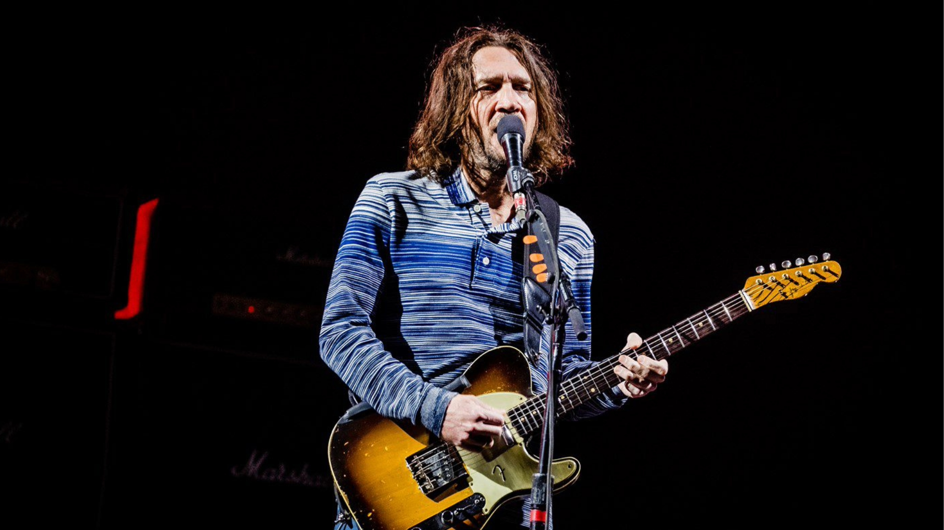 John Frusciante tocando guitarra durante show do Red Hot Chili Peppers