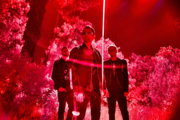 Integrantes do Muse em imagem promocional do novo single Hexagons, faixa do álbum The Wow! Signal