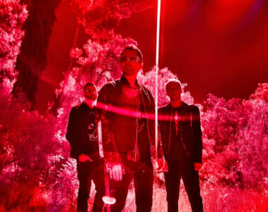Integrantes do Muse em imagem promocional do novo single Hexagons, faixa do álbum The Wow! Signal