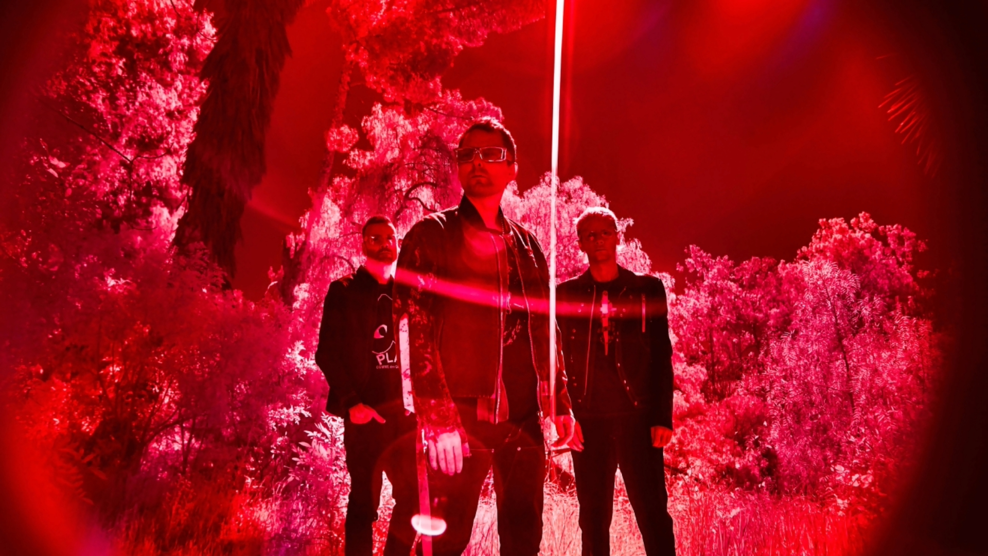 Integrantes do Muse em imagem promocional do novo single Hexagons, faixa do álbum The Wow! Signal