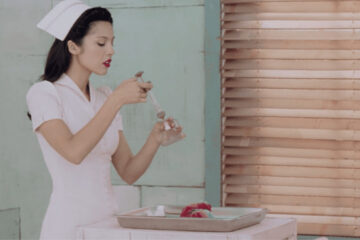 Olivia Rodrigo em cena do videoclipe de the cure, novo single do próximo álbum da cantora