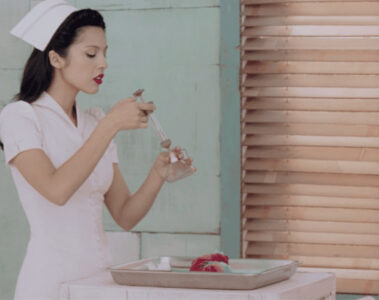 Olivia Rodrigo em cena do videoclipe de the cure, novo single do próximo álbum da cantora