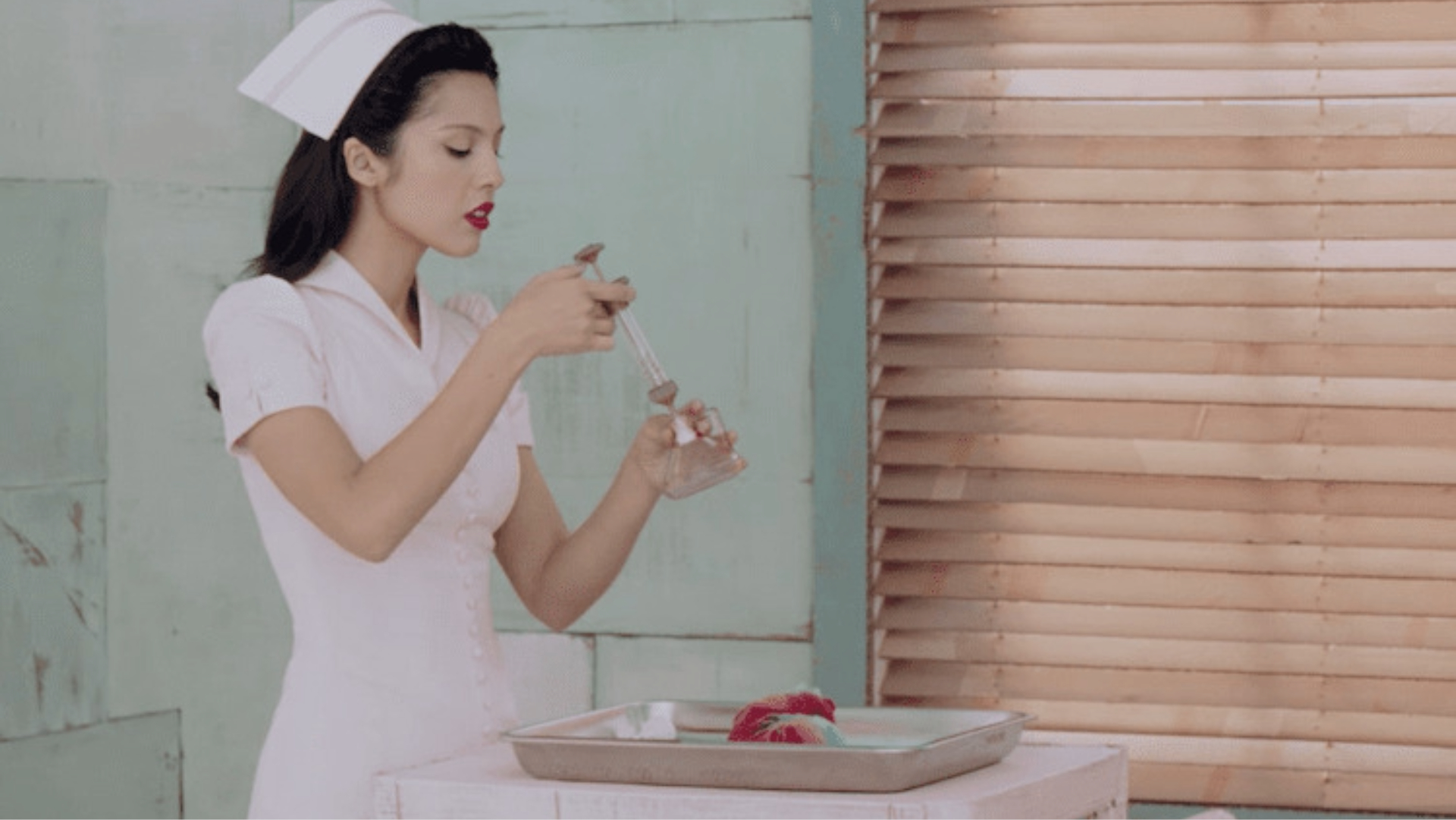 Olivia Rodrigo em cena do videoclipe de the cure, novo single do próximo álbum da cantora