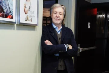 Paul McCartney posa nos bastidores durante evento enquanto fala sobre o legado dos Beatles.