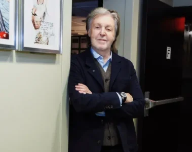 Paul McCartney posa nos bastidores durante evento enquanto fala sobre o legado dos Beatles.