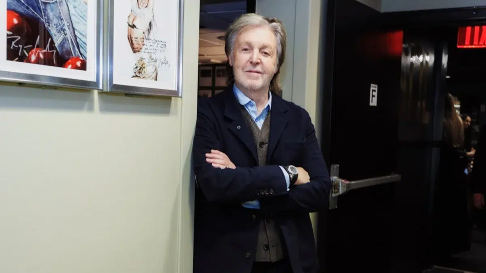 Paul McCartney posa nos bastidores durante evento enquanto fala sobre o legado dos Beatles.