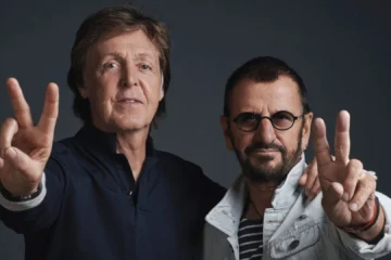 Paul McCartney e Ringo Starr posando juntos em retrato promocional