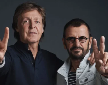 Paul McCartney e Ringo Starr posando juntos em retrato promocional