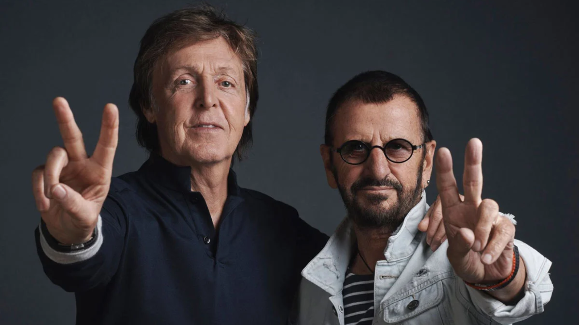 Paul McCartney e Ringo Starr posando juntos em retrato promocional