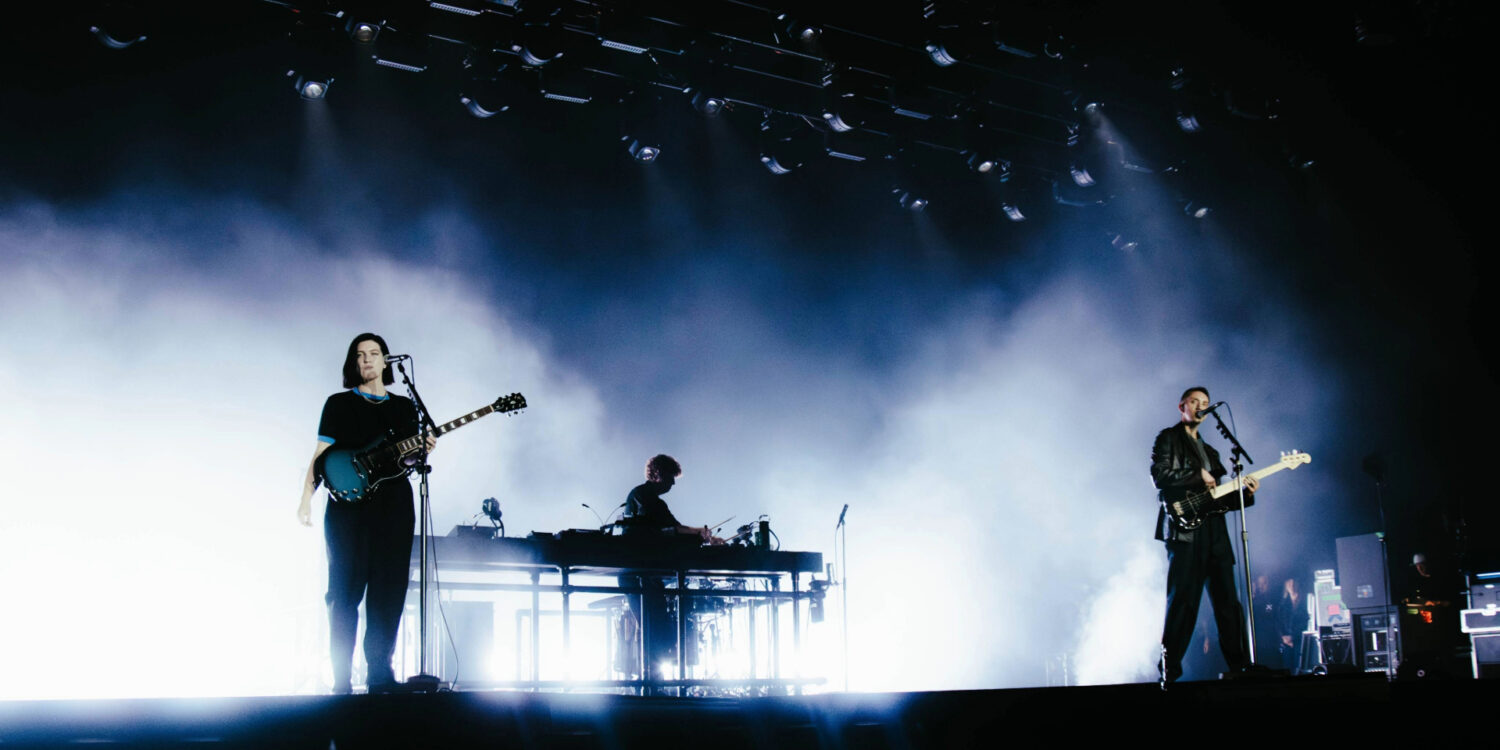 Palco principal do C6 Fest no Parque Ibirapuera durante show noturno em São Paulo, com atmosfera intensa, iluminação dramática e público acompanhando o festival