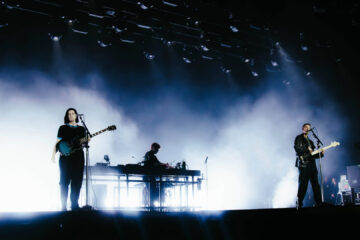 Palco principal do C6 Fest no Parque Ibirapuera durante show noturno em São Paulo, com atmosfera intensa, iluminação dramática e público acompanhando o festival