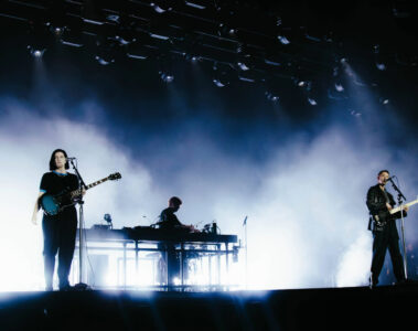 Palco principal do C6 Fest no Parque Ibirapuera durante show noturno em São Paulo, com atmosfera intensa, iluminação dramática e público acompanhando o festival