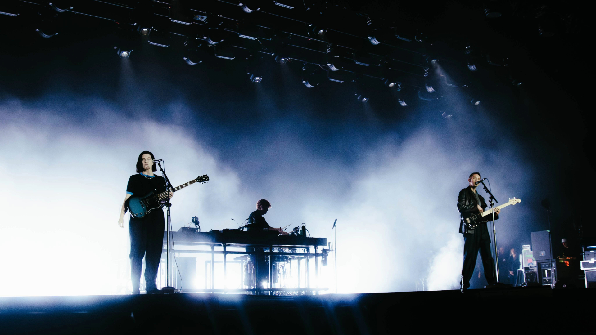 Palco principal do C6 Fest no Parque Ibirapuera durante show noturno em São Paulo, com atmosfera intensa, iluminação dramática e público acompanhando o festival