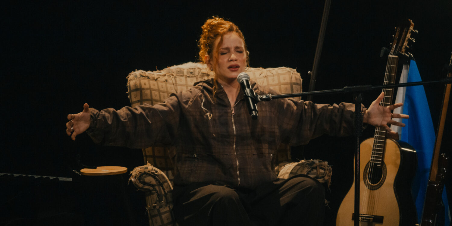 Carol Biazin se apresenta durante a turnê acústica nem tão pouco assim no Teatro Riachuelo, no Rio de Janeiro.