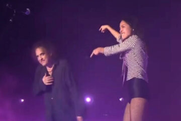 Robert Smith e Olivia Rodrigo dividem o palco durante a estreia ao vivo de What's Wrong With Me no Primavera Sound Barcelona.