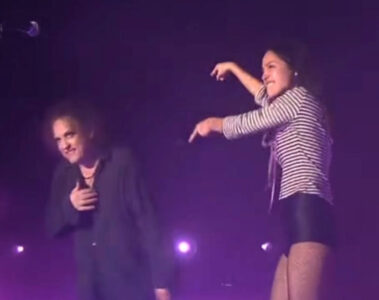 Robert Smith e Olivia Rodrigo dividem o palco durante a estreia ao vivo de What's Wrong With Me no Primavera Sound Barcelona.