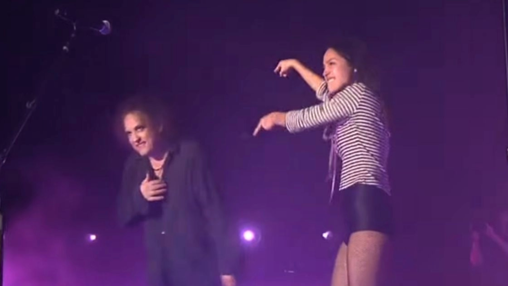 Robert Smith e Olivia Rodrigo dividem o palco durante a estreia ao vivo de What's Wrong With Me no Primavera Sound Barcelona.