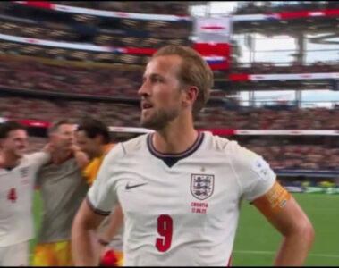 Harry Kane e jogadores da Inglaterra comemoram vitória sobre a Croácia enquanto torcedores cantam "Wonderwall", do Oasis, na Copa do Mundo.
