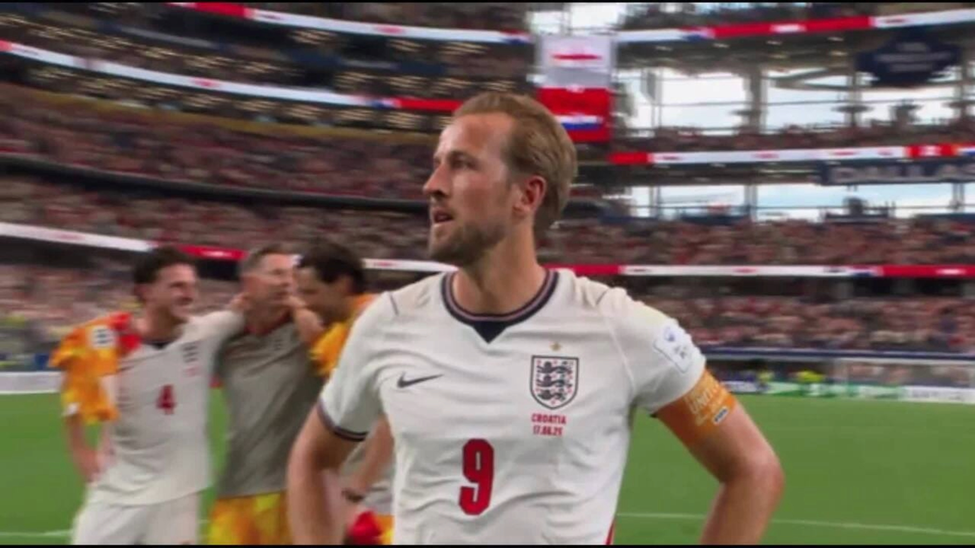 Harry Kane e jogadores da Inglaterra comemoram vitória sobre a Croácia enquanto torcedores cantam "Wonderwall", do Oasis, na Copa do Mundo.