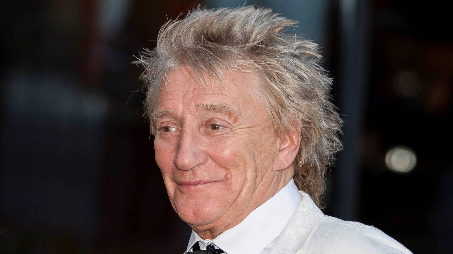 Rod Stewart durante evento público após episódio de saúde que interrompeu temporariamente um show nos Estados Unidos.