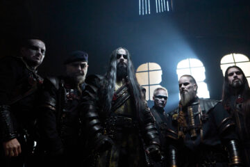 Integrantes do Dimmu Borgir posam caracterizados em ambiente sombrio durante divulgação da turnê do álbum Grand Serpent Rising.