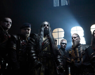 Integrantes do Dimmu Borgir posam caracterizados em ambiente sombrio durante divulgação da turnê do álbum Grand Serpent Rising.
