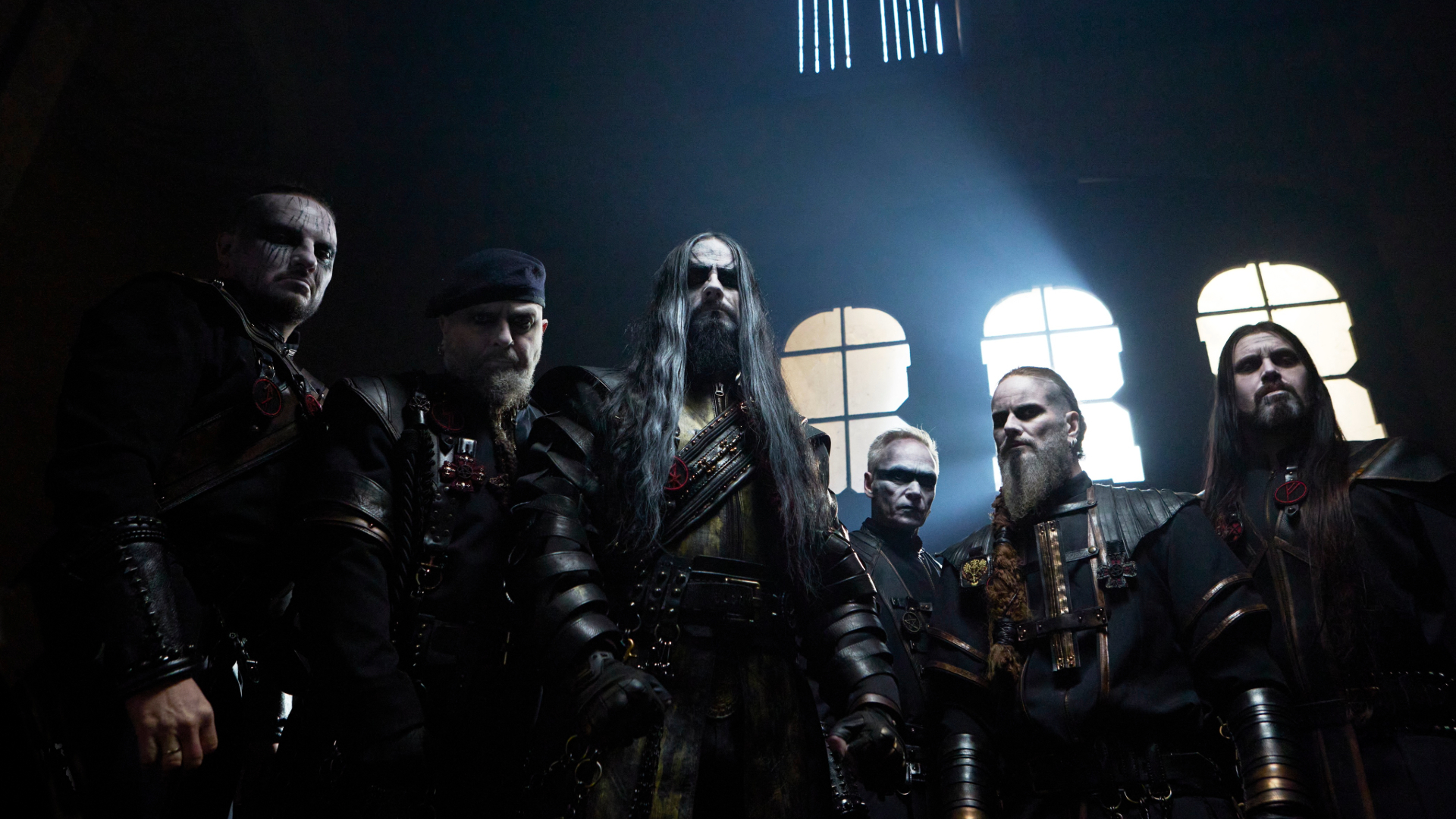 Integrantes do Dimmu Borgir posam caracterizados em ambiente sombrio durante divulgação da turnê do álbum Grand Serpent Rising.