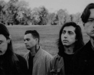 Integrantes do Bad Omens em foto promocional da banda de metal moderno liderada por Noah Sebastian