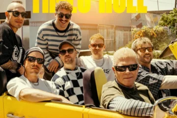 Integrantes da Electric Callboy ao lado de Dexter Holland em imagem promocional do single Let The Good Times Roll.