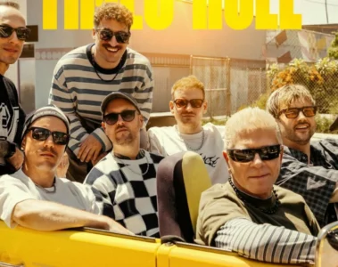 Integrantes da Electric Callboy ao lado de Dexter Holland em imagem promocional do single Let The Good Times Roll.