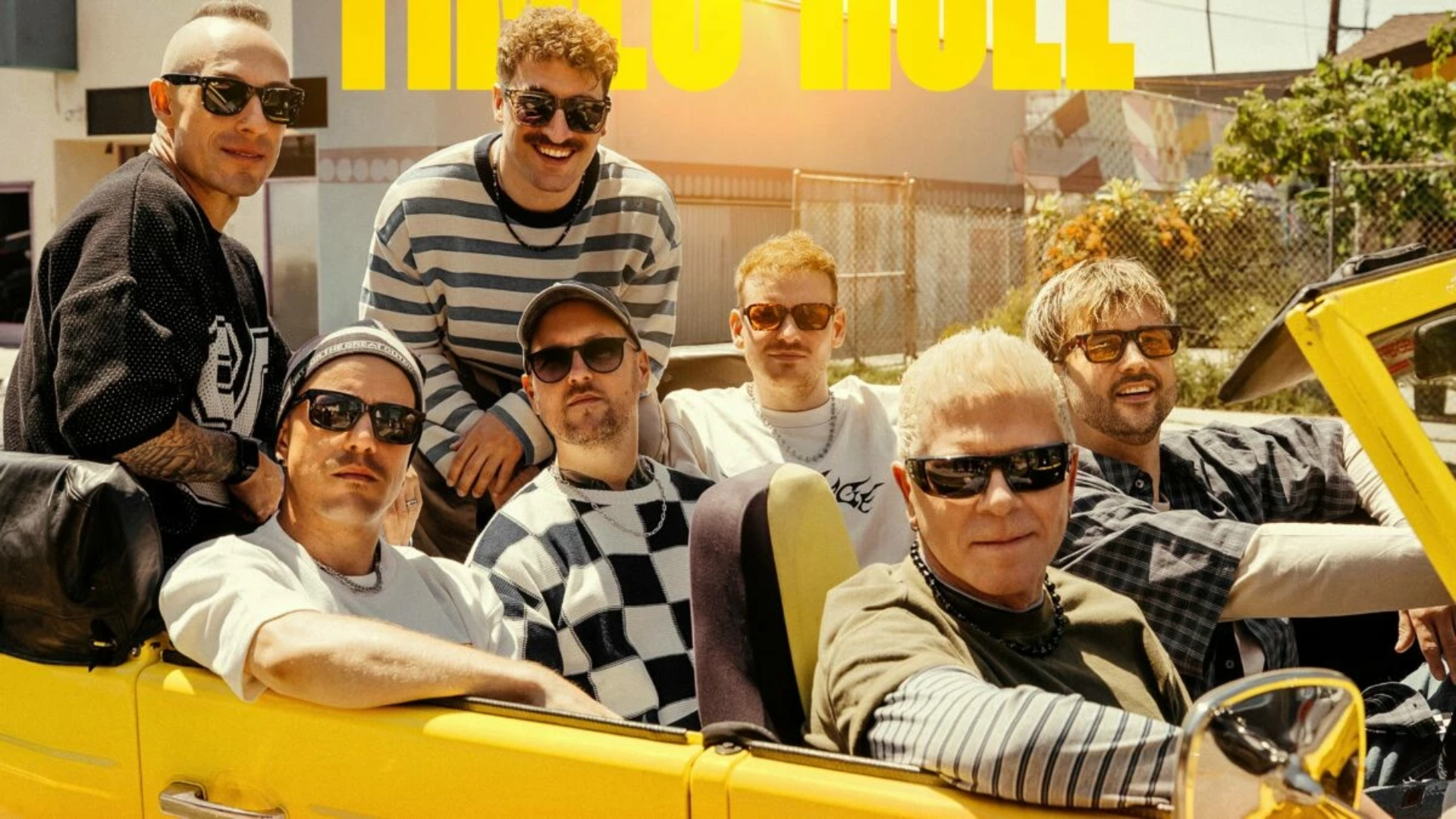 Integrantes da Electric Callboy ao lado de Dexter Holland em imagem promocional do single Let The Good Times Roll.