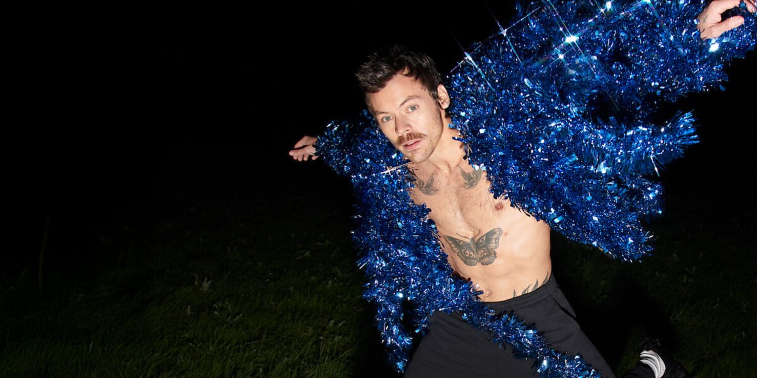 Harry Styles durante ensaio promocional da era Kiss All the Time. Disco, Occasionally., quarto álbum de estúdio do cantor britânico.