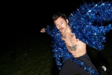 Harry Styles durante ensaio promocional da era Kiss All the Time. Disco, Occasionally., quarto álbum de estúdio do cantor britânico.
