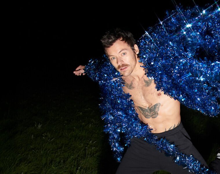 Harry Styles durante ensaio promocional da era Kiss All the Time. Disco, Occasionally., quarto álbum de estúdio do cantor britânico.