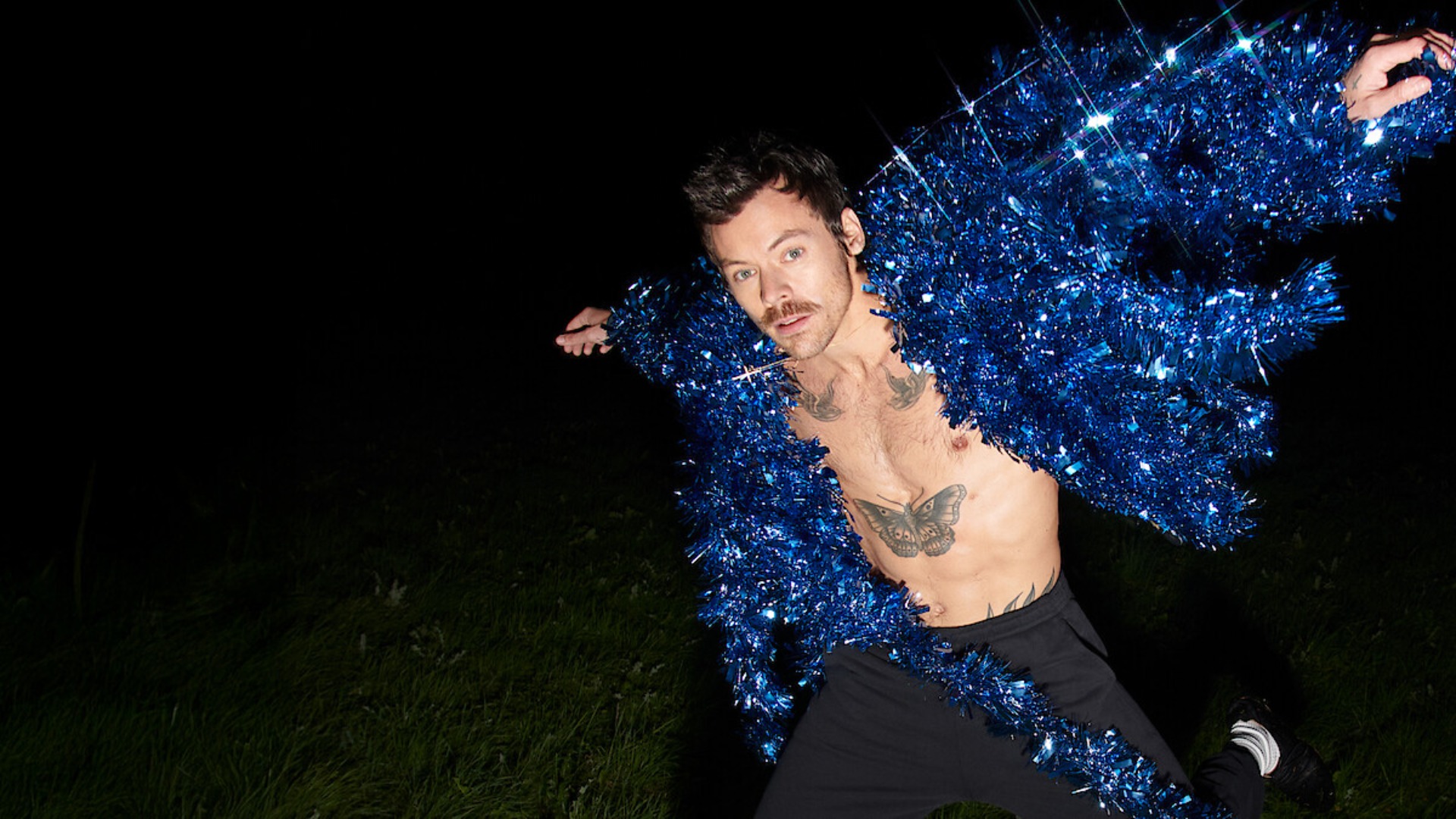 Harry Styles durante ensaio promocional da era Kiss All the Time. Disco, Occasionally., quarto álbum de estúdio do cantor britânico.