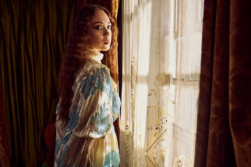 Laufey em foto promocional da turnê de A Matter of Time